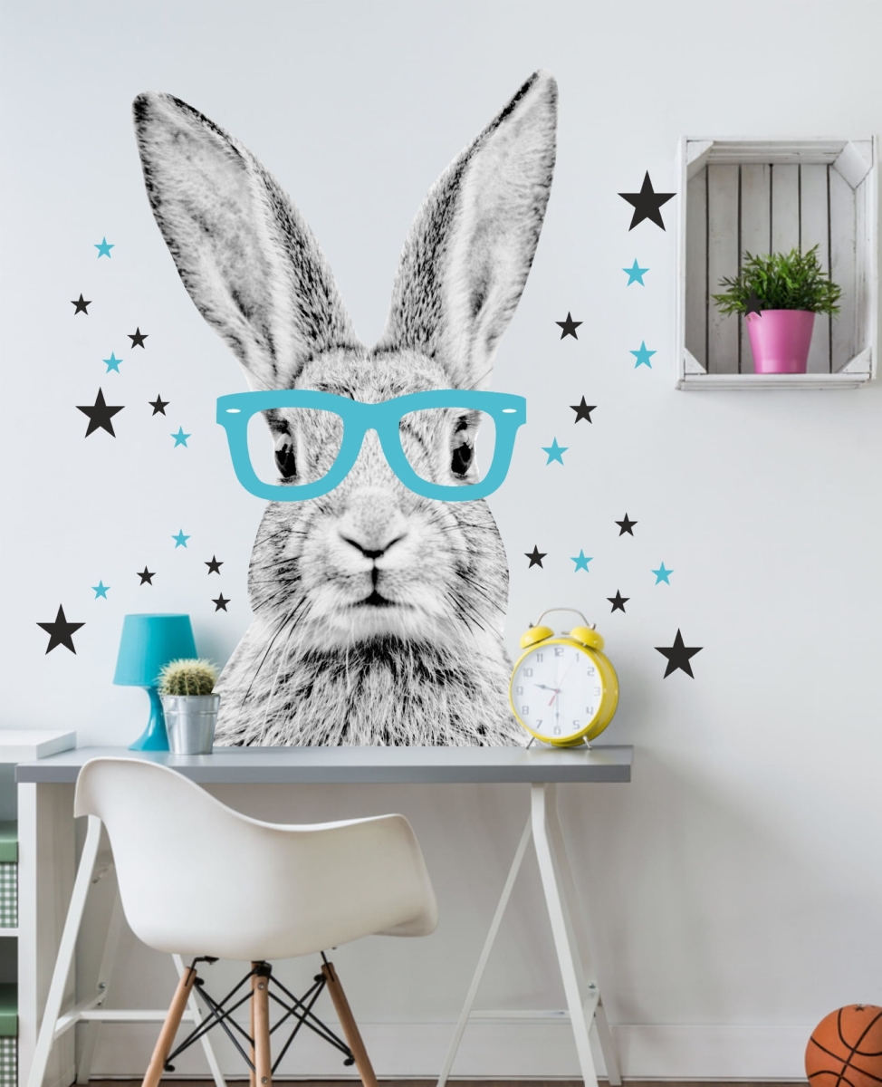 naklejka królik w turkusowych okularach na ścianie dziecięcego pokoju