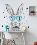 naklejka królik w turkusowych okularach na ścianie dziecięcego pokoju