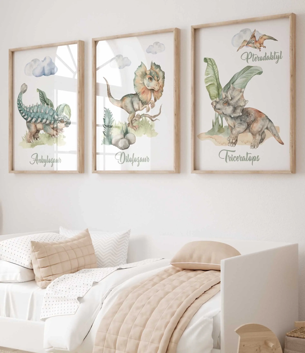 Plakaty z dinozaurami dla chłopca – zestaw 3 ilustracji do pokoju dziecięcego, tryptyk w pastelowych barwach – Mała Pracownia