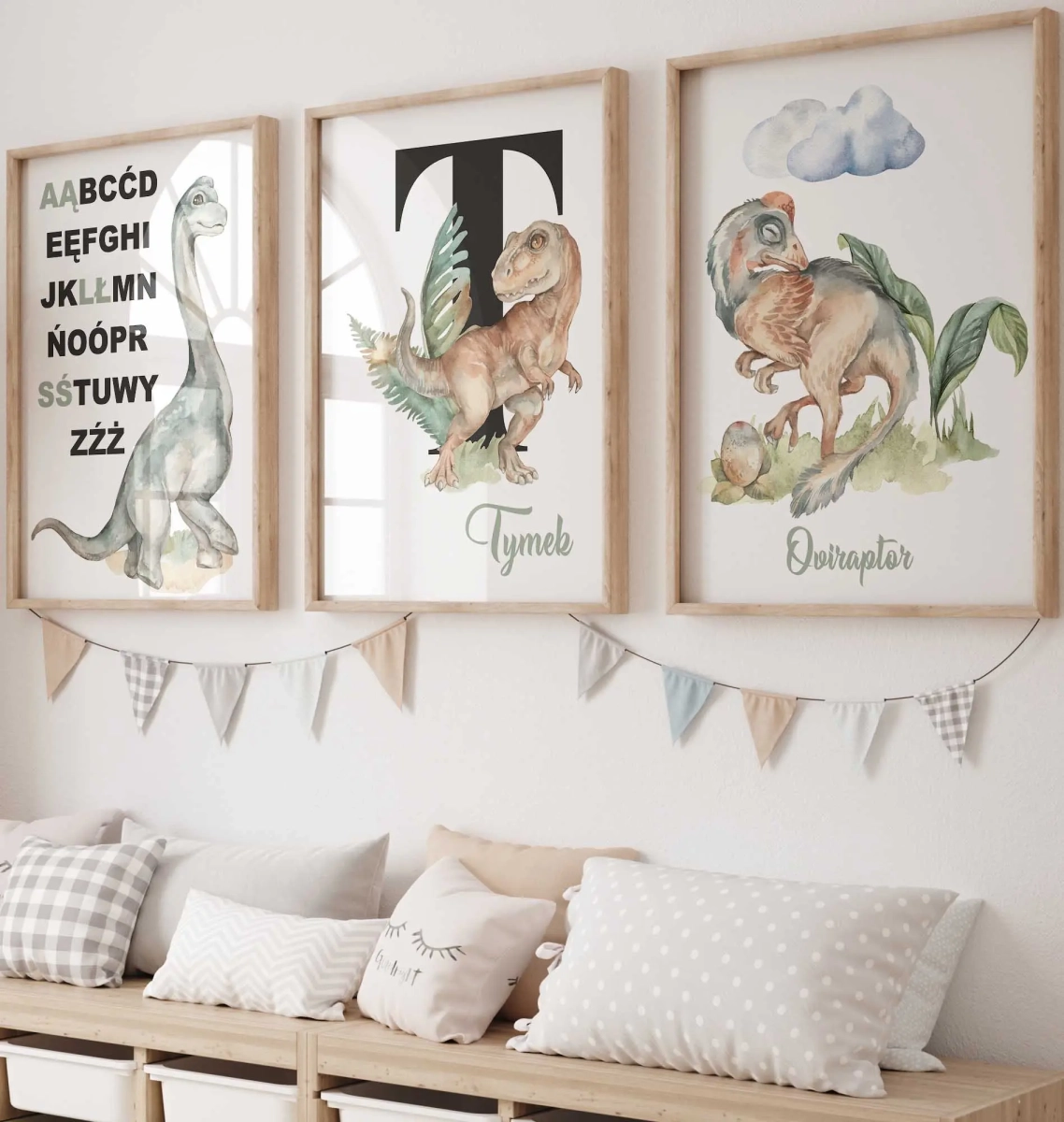 Plakaty z dinozaurami dla dzieci – tryptyk ścienny alfabet, Brontozaur i litera z imieniem, pastelowa dekoracja pokoju chłopca – Mała Pracownia
