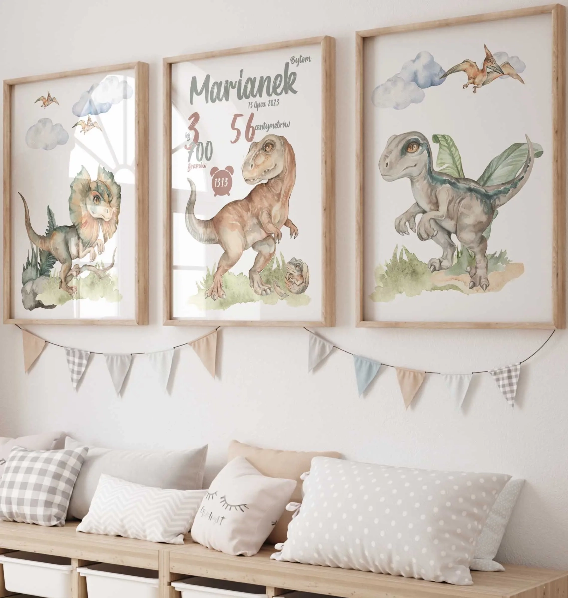 Zestaw trzech plakatów z dinozaurami i metryczką dla chłopca, dekoracja ścienna w stylu boho – Mała Pracownia