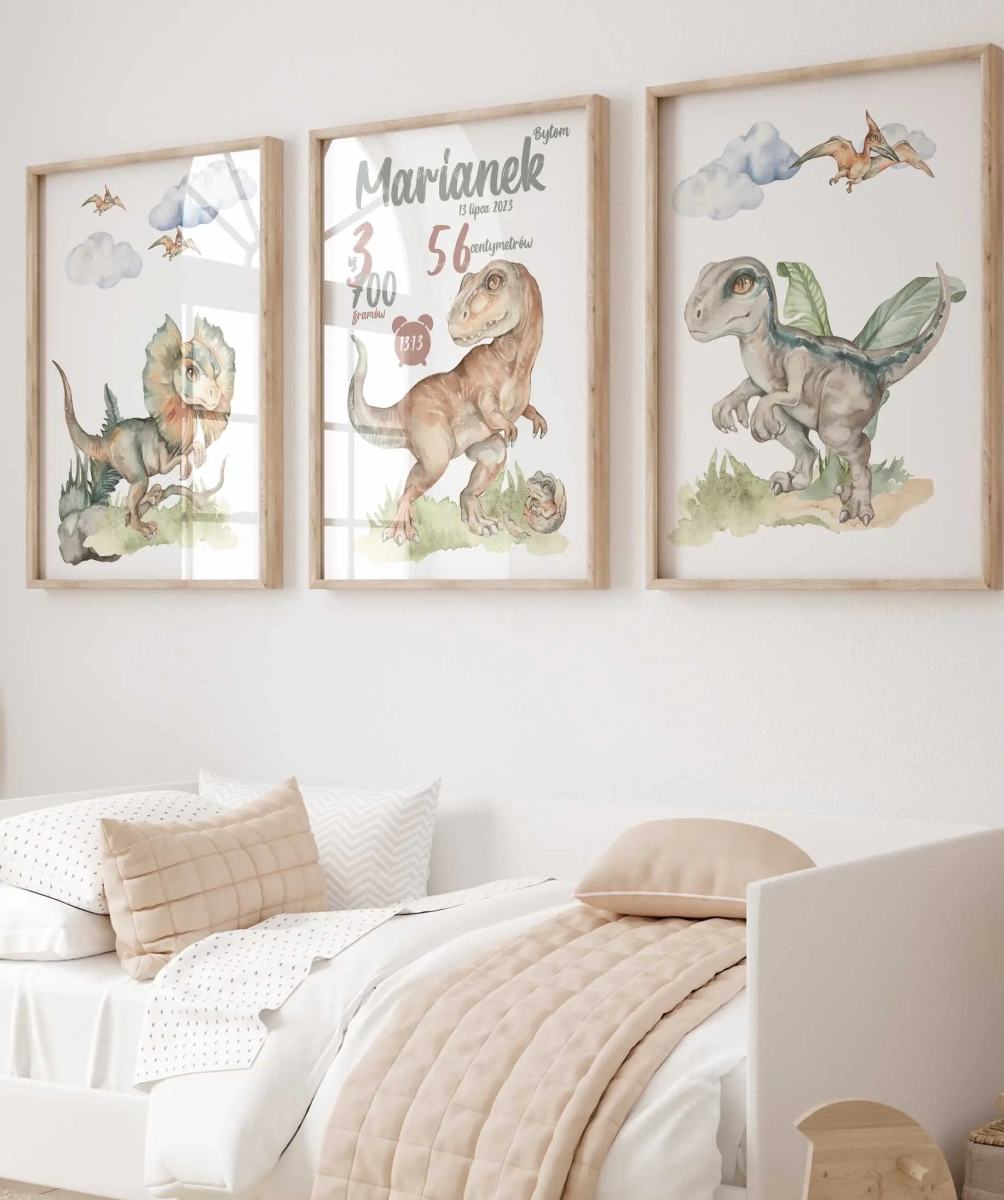 Tryptyk z dinozaurami i metryczką – akwarelowe plakaty do pokoju dziecka, pastelowe kolory – Mała Pracownia