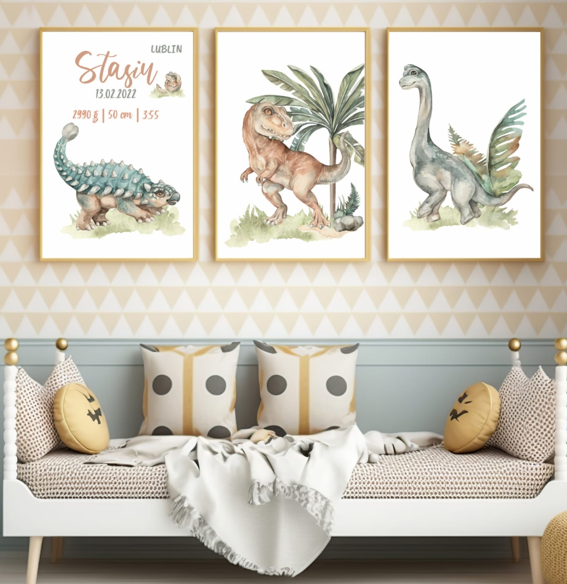 Dinozaury – tryptyk zestaw 3 plakatów na ścianę dla dzieci z metryczką, akwarelowe ilustracje dla chłopca – Mała Pracownia