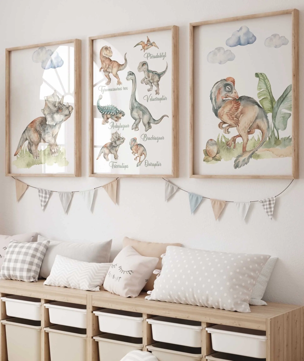 Dinozaury – tryptyk plakatów dla dzieci z nazwami gatunków, akwarelowe ilustracje – Mała Pracownia