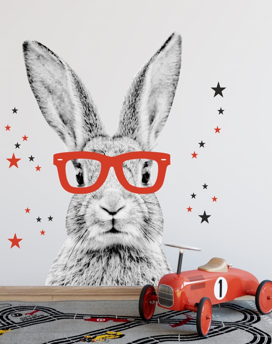 naklejka królik w czerwonych okularach na ścianie w pokoju dziecka