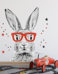 naklejka królik w czerwonych okularach na ścianie w pokoju dziecka