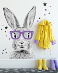 naklejka królik w fioletowych okularach na ścianie dziecięcego pokoju