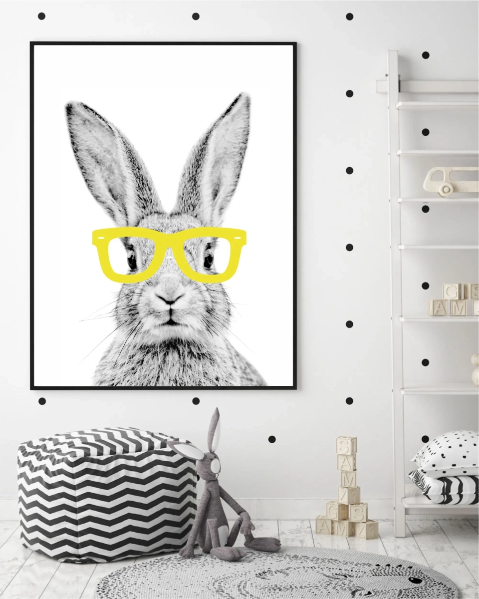 Plakat w stylu boho z królikiem w żółtych okularach