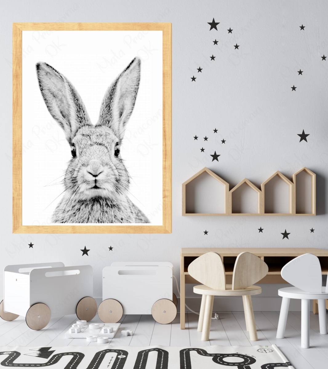 Plakat Królik Czesiu w aranżacji z domkami i gwiazdkami – styl scandi