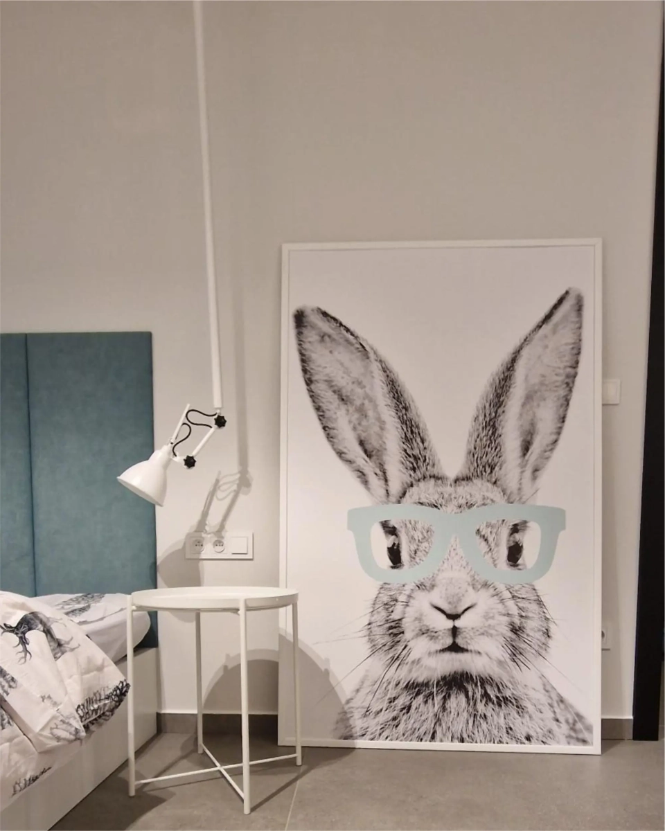 Plakat Królik w miętowych okularach – dekoracja w pokoju klientki | Mała Pracownia