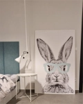 Plakat Królik w miętowych okularach – dekoracja w pokoju klientki | Mała Pracownia