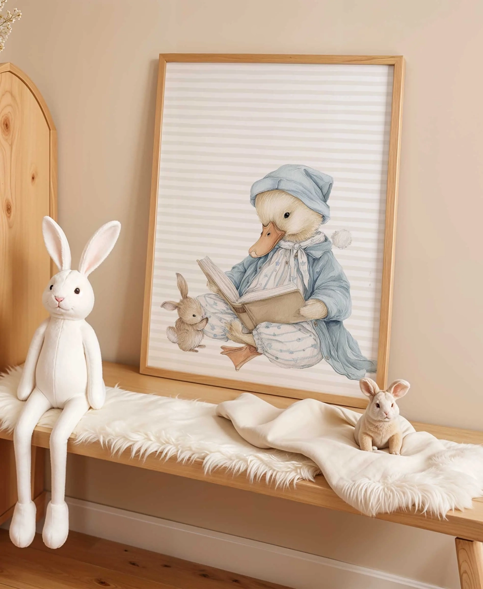 Plakat z gąską i króliczkiem i książeczką – pastelowa ilustracja do pokoju dziecka | Mała Pracownia
