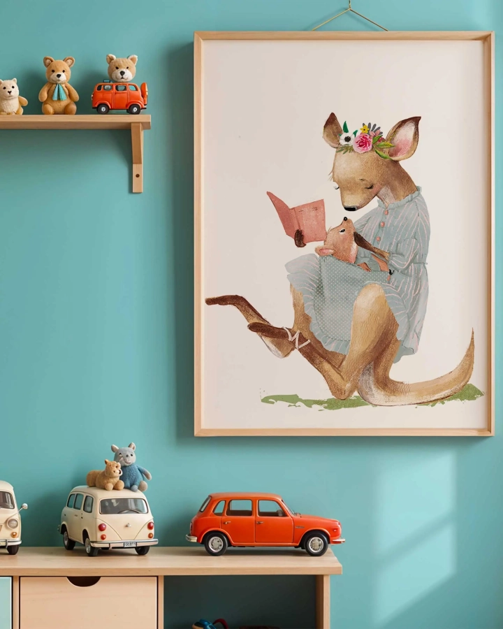 Plakat Kangurek z mamusią czytającą książeczkę na ścianę dla dzieci – Mała Pracownia
