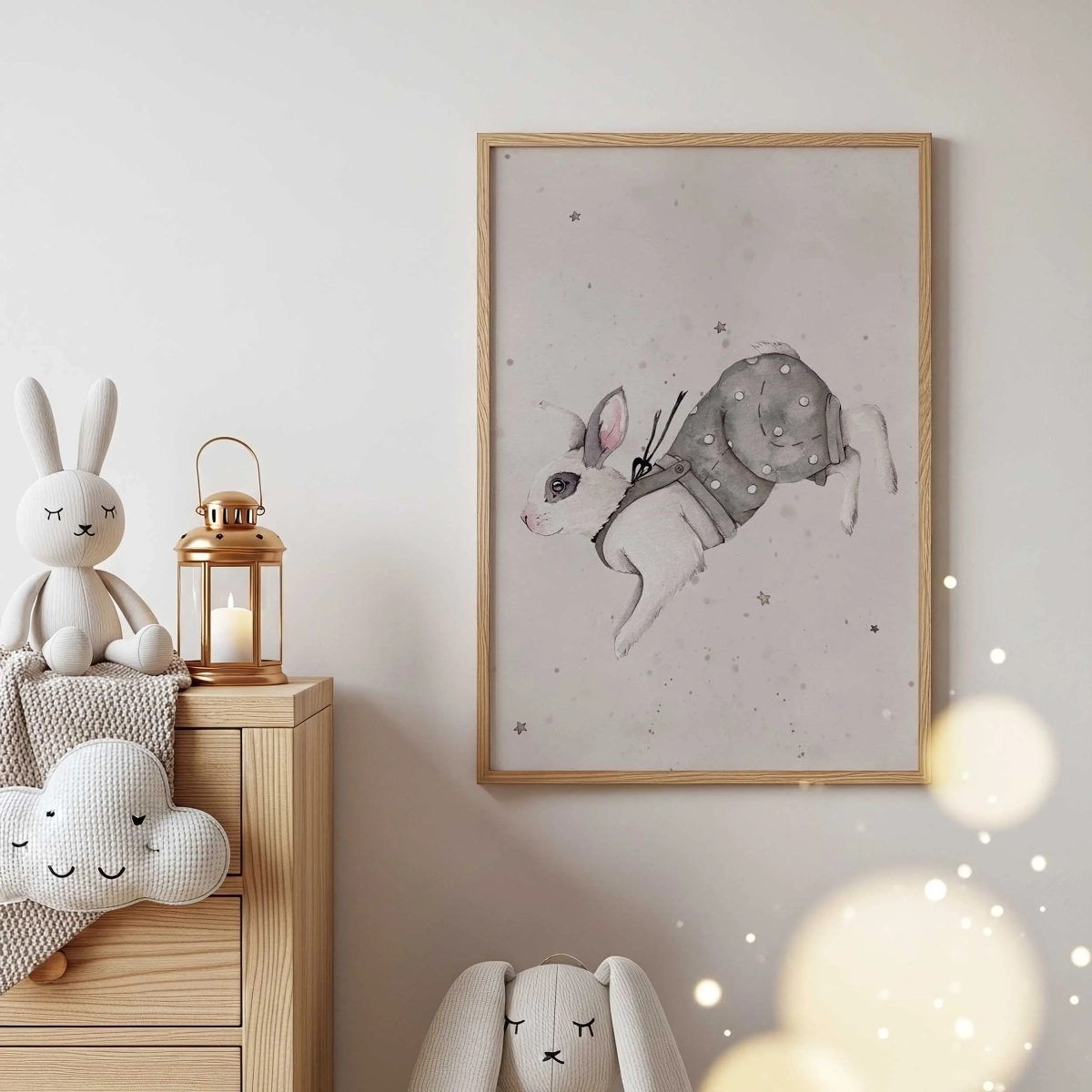 Króliczek retro w szarych ogrodniczkach – plakat dla dzieci | Mała Pracownia