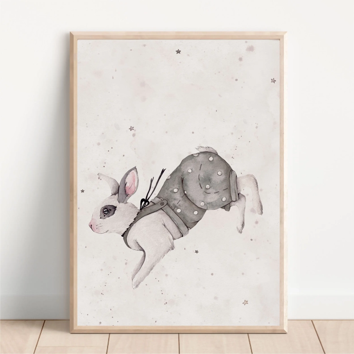 Plakat króliczek retro w szarych ogrodniczkach – dekoracja do pokoju dziecka | Mała Pracownia
