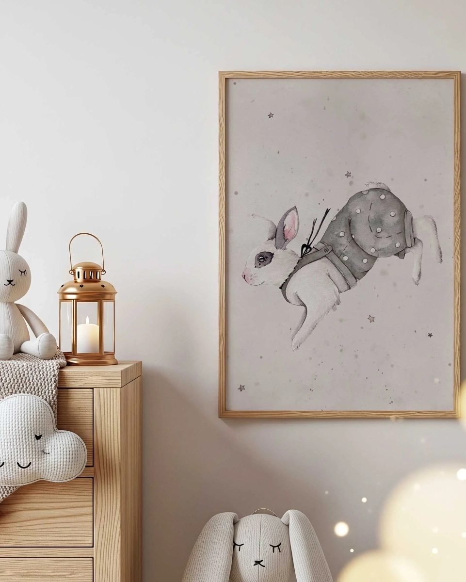 Króliczek w szarych ogrodniczkach – plakat dla dziewczynki i chłopca | Mała Pracownia