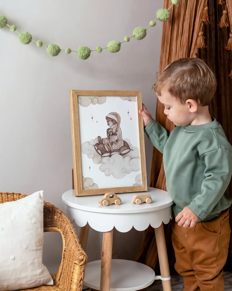 Plakat Miś na chmurce – Sleepy Teddy na ścianę dla dzieci | Mała Pracownia