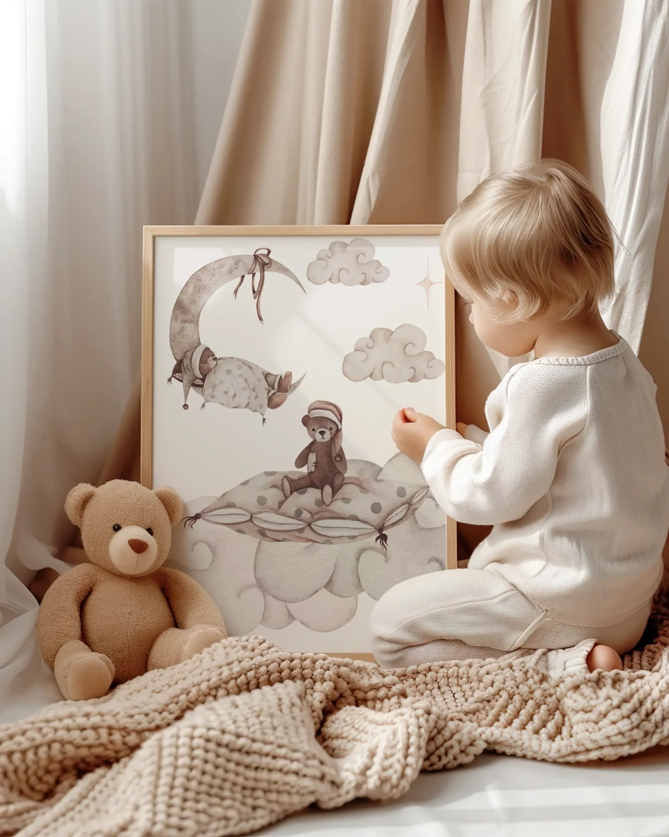 Sleepy Teddy – Miś na księżycu | Akwarelowy plakat do pokoju dziecka | Mała Pracownia