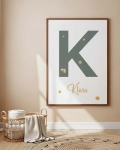 Plakat personalizowany z literą i imieniem do pokoju dziecka – Mała Pracownia